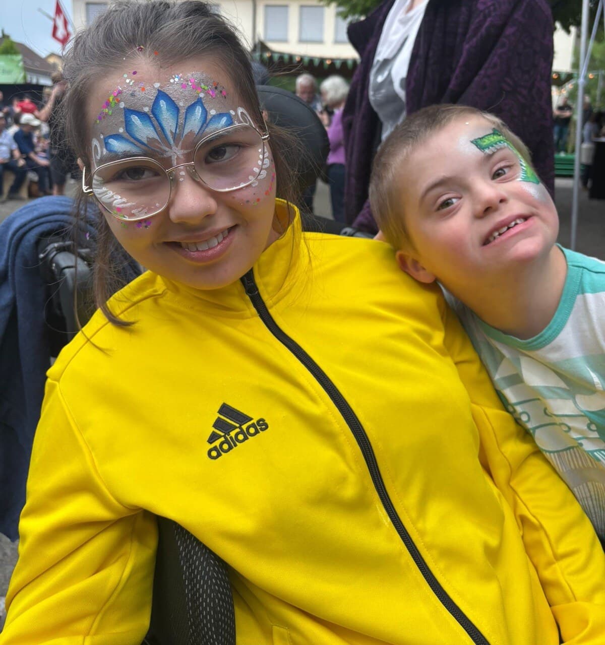 Strahlende Gesichter mit Glitzer und Farbe